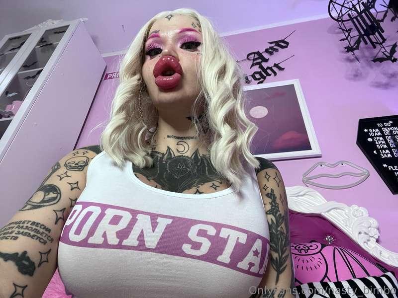 This bimbo mouth is always ready for some work! Would you us..
