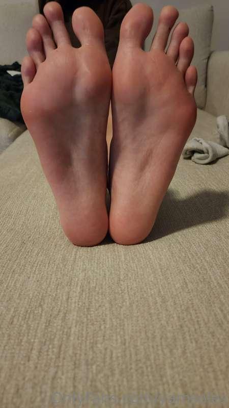 Come worship my sweaty feet