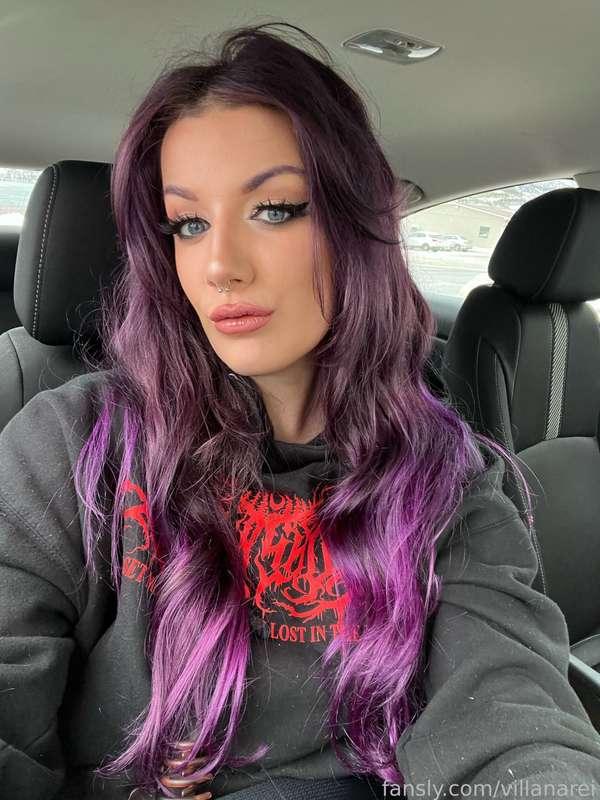 I was clearly blessed by some sort of hair god in my sleep cause I woke up with it like this 😍

#fyp #purplehair #wavyhair #curlyhair #alternative #altgirl #goth #gothgirl 