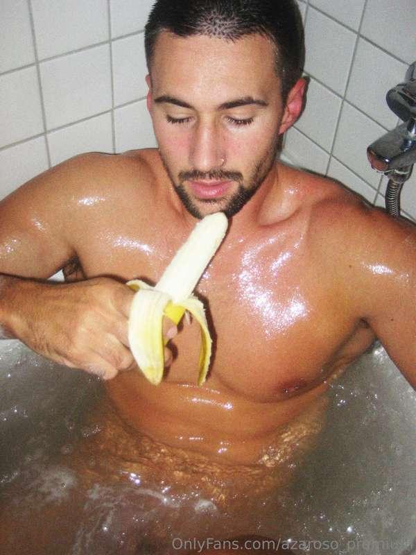 Eating banana in the bathtub, you too? 😋