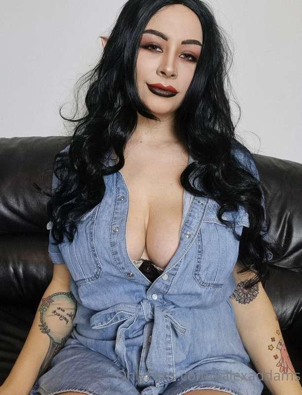 Guess my bra size...and win a pussy pic 😈