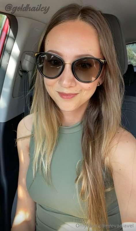 ## 🤩 Cʜᴀrᴍɪɴɢ ᴀɴᴅ ᴄᴀᴘᴛɪᴠᴀᴛɪɴɢ😎💋 @GOLDHAILEY 💋😎𝗻𝗲𝗲𝗱𝘀 𝘁𝗼 𝘀𝗵𝗮𝗿𝗲..