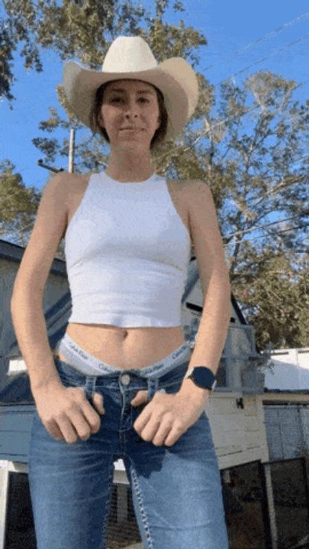 Showing off after chores 🤠

#cowgirl #stripping #pantypeel #nude #sexy 