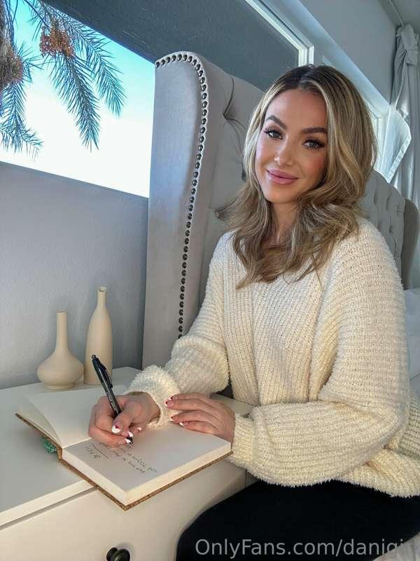 Wednesdays are my days to journal 📓 
What are your goals? 📝