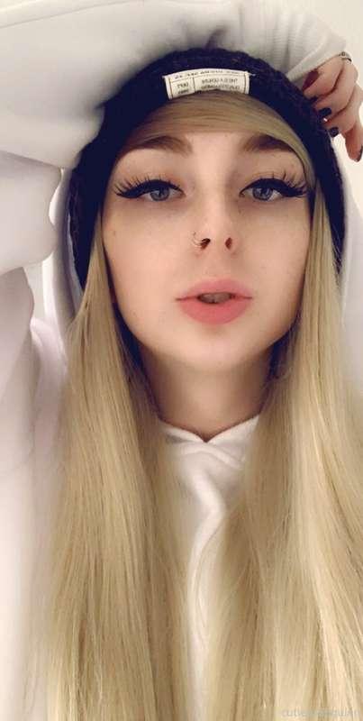 love the lighting in my new place 🥰 still trying to figure o..