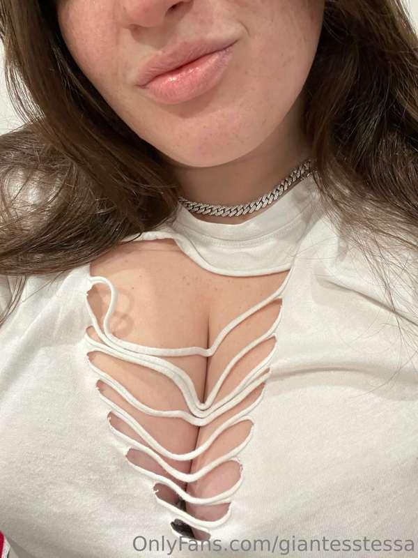 Who’s buying their goddess a drink tonight?! tip me a drink ..