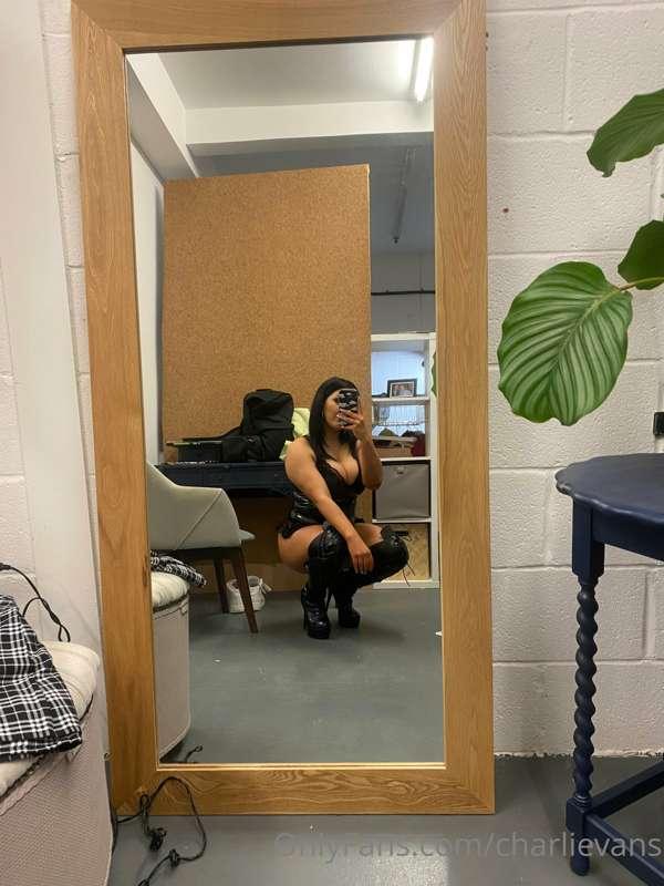 behind the scenes photo of my photobook shoot!

extremely li..