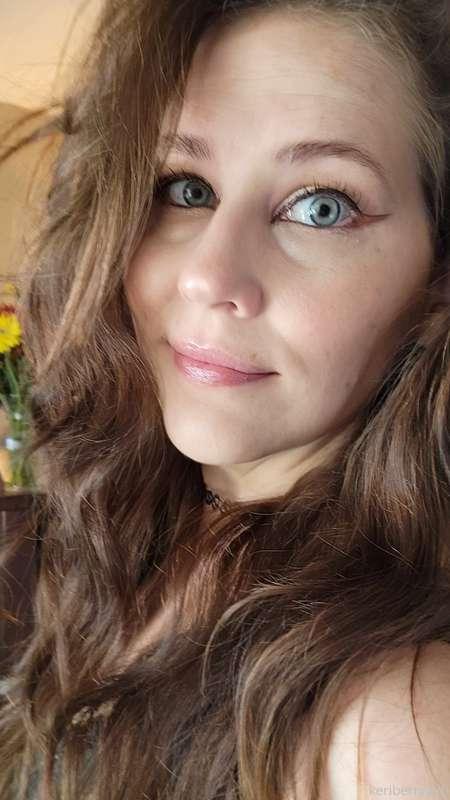 Lululemon leggings and softly curled hair 💕 do you like my m..