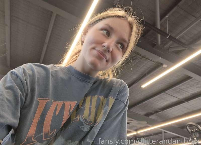 Hey big boy, can you spot me? 🫦

#public #publicnudity #exhibitionist #exhibitionism #gym #fit #flash #publicflash #publicflashing #boobs #petite #small #little #nomakeup #gamer #gamergirl #cute #young #blonde #aussie #nipples #gloves #workout 