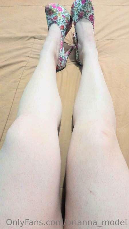 Te gustan mi piernas? 
Do you like my legs?