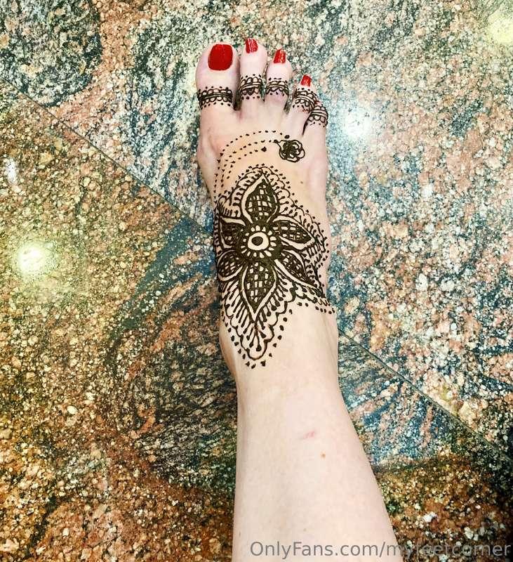 Trying this new mehndi adventure!! Do you like it ethnic?!?#..