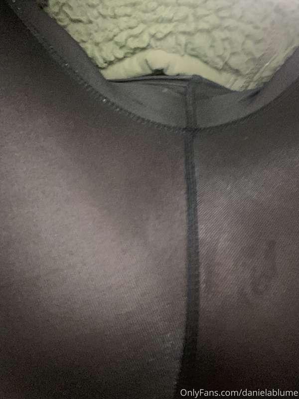 Se me transparenta todo con las mayas de yoga. El ano tb. 

..