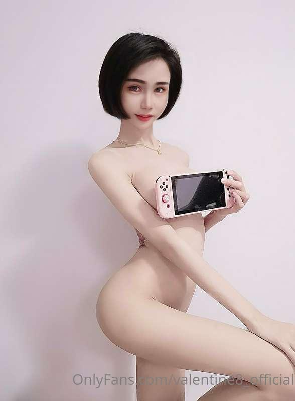Do you want to play with game or play with me ? 🎮♥️