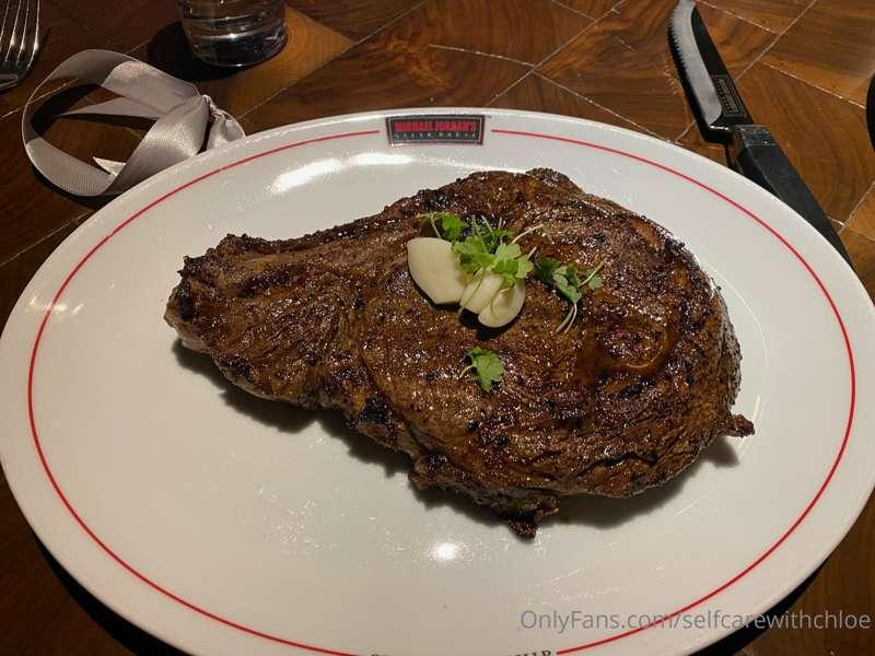 I decided to treat myself to a lovely steak dinner tonight 😋..