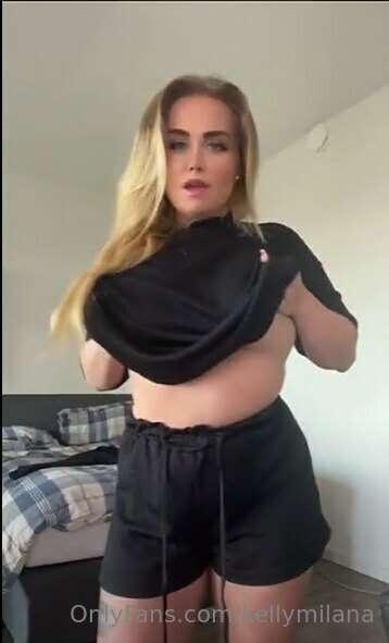 I need your attention right now..👀 I want to show off my hot..