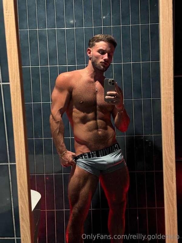 Damn... look how good this lighting is hitting me! 😈
