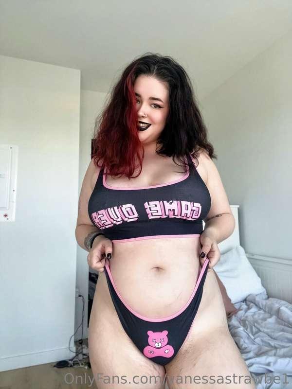 Happy Friday! This is my gamer girl type fit aha what are yo..