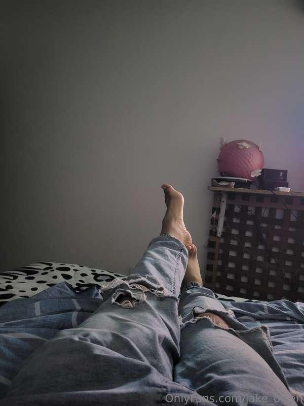 Is it time to come back? Do you like feet? 