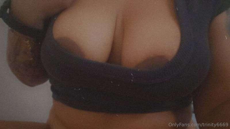 Can't wear low cuts because my big nips always slip omg🤭