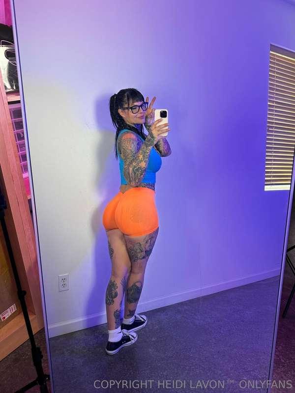 Wanna workout with me? 🍑