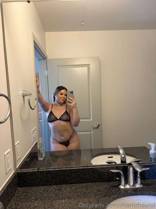 wishing I was being bent over this counter 🤤