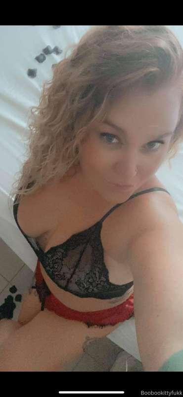 Subscribe to this sexy milf and you  won’t be disappointed 😘..