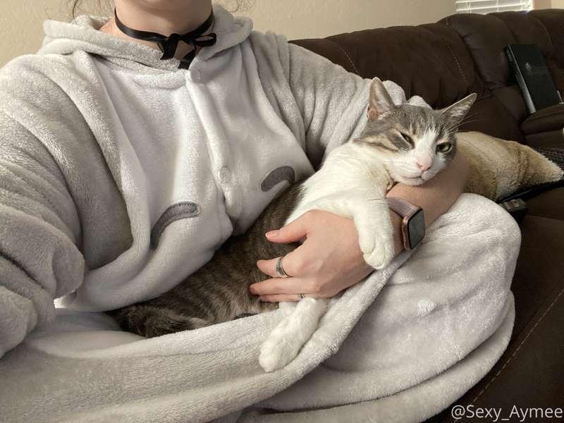 [PHOTO] having some coffee and watching twitch. It’s cold st..