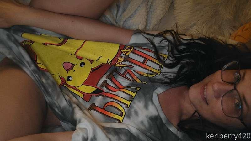 Pardon the tiny stubble on my cute lil pussy 👉👈 bedtime pics..