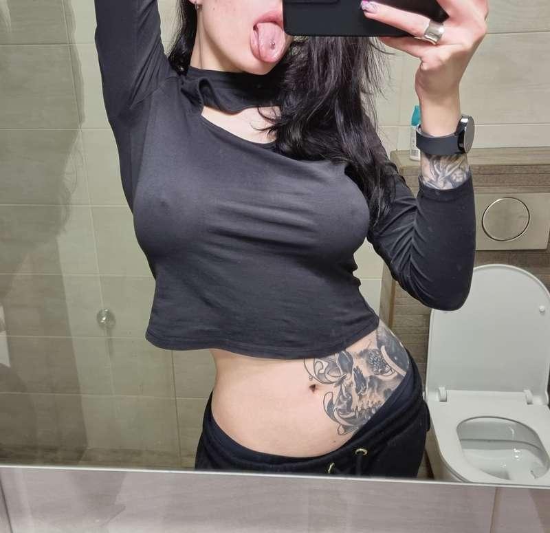 🟥 hey champ, how's your day going? i have some free time to chat 🟥

#fyp #piercing #nipples #tattoo #tongue #selfies #brunette #horny 
