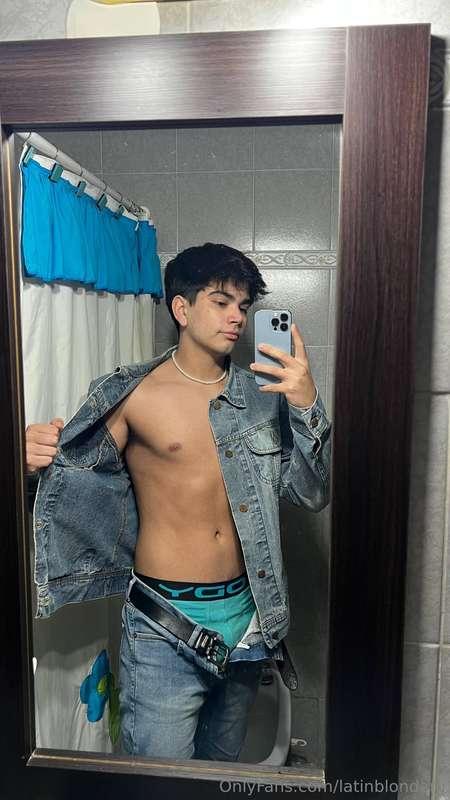 Hi! I'm an Argentinian student... who likes to misbehave 😈. ..