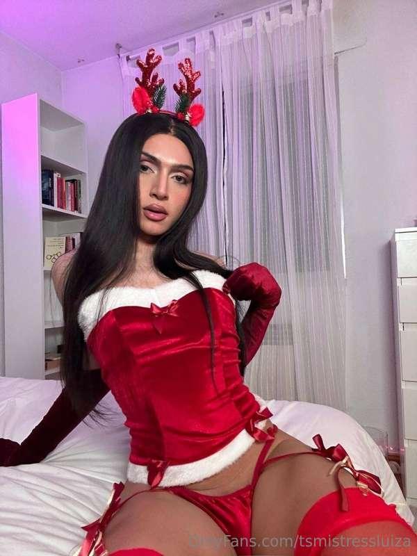 My sister  @tsbiancamila  need some cock pictures to please ..