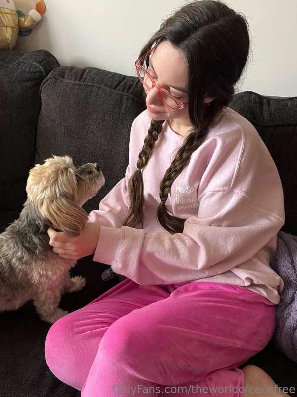 Happy New Years from me, my dog and my butt 🩷