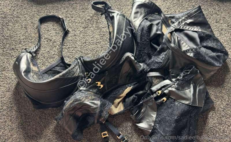 Want to unlock daily NSFW content? Over 4500 videos + photos..