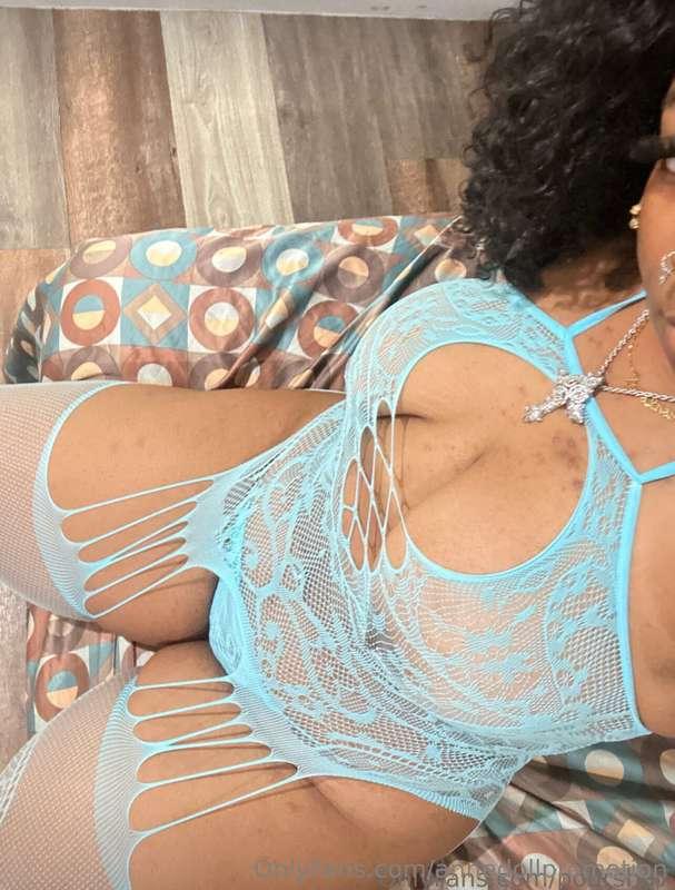 **Subscribe to @poursha7**  Your favorite yellow-bone baddie..