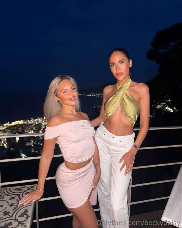 Every Brunette needs a Blondey @jessrhodesx❤️❤️❤️