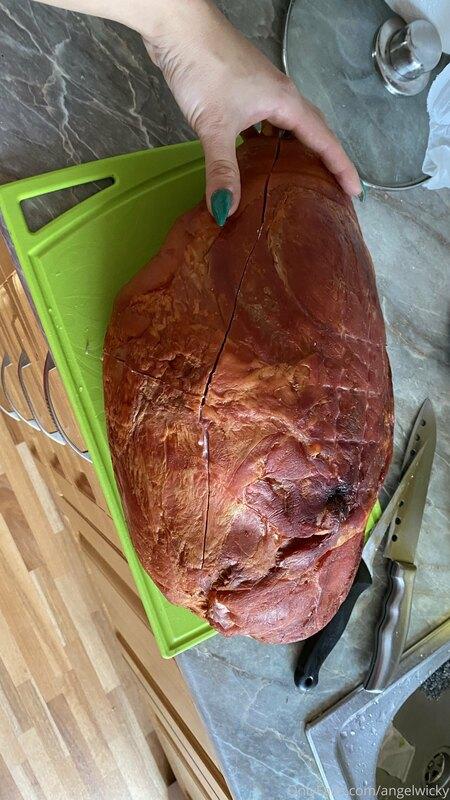 My favorite activity ?? boning and cutting ham?má oblíbená a..