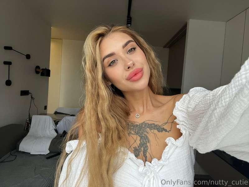 This white dress is hiding a lot🔞
Good that I can open it fo..