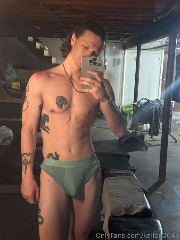 New workout vid coming tonight! I strip down as I workout to..