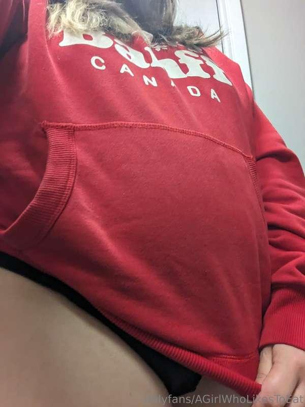 It's crazy how much a sweater hides this belly 😳