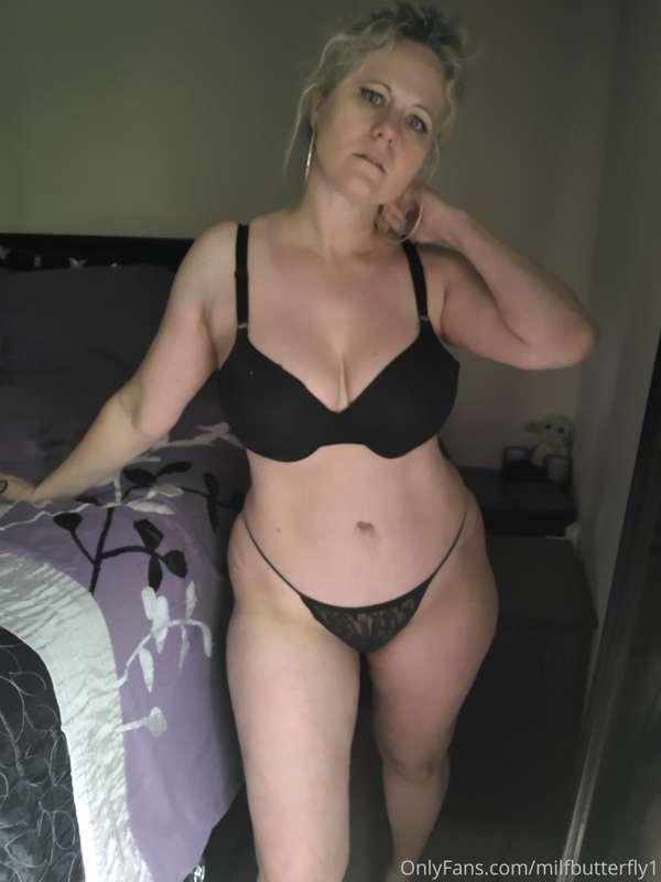 Just lounging in my bra and panties. It's Thick thigh Thursd..