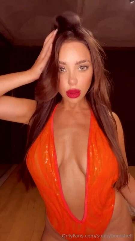 💃 Red hot and ready to dance my way into your fantasies… Lik..