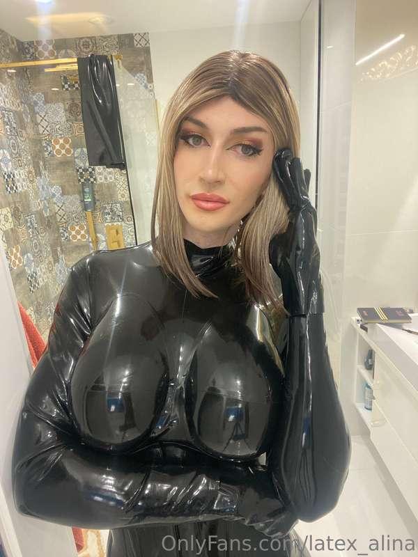 Mommy back in the catsuit 🖤🖤