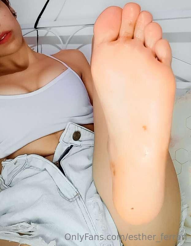 Pós vídeo chupando o pé limpando ele 😛

#podolatria