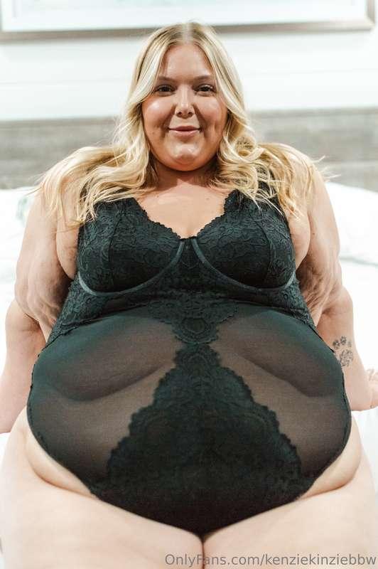 I love how this lingerie hardly contains my belly anymore🥰