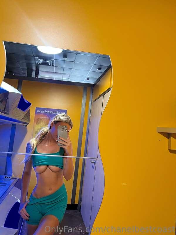 Played around in the tanning bed👀