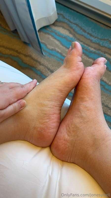 Foot Friday! Come watch as I rub on my feet and describe wha..
