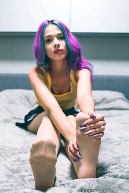 Full set available now &lt;3 



#fyp #egirl #nylon #nylons #pantyhose #barefeet #feet #lingerie #booty #ass