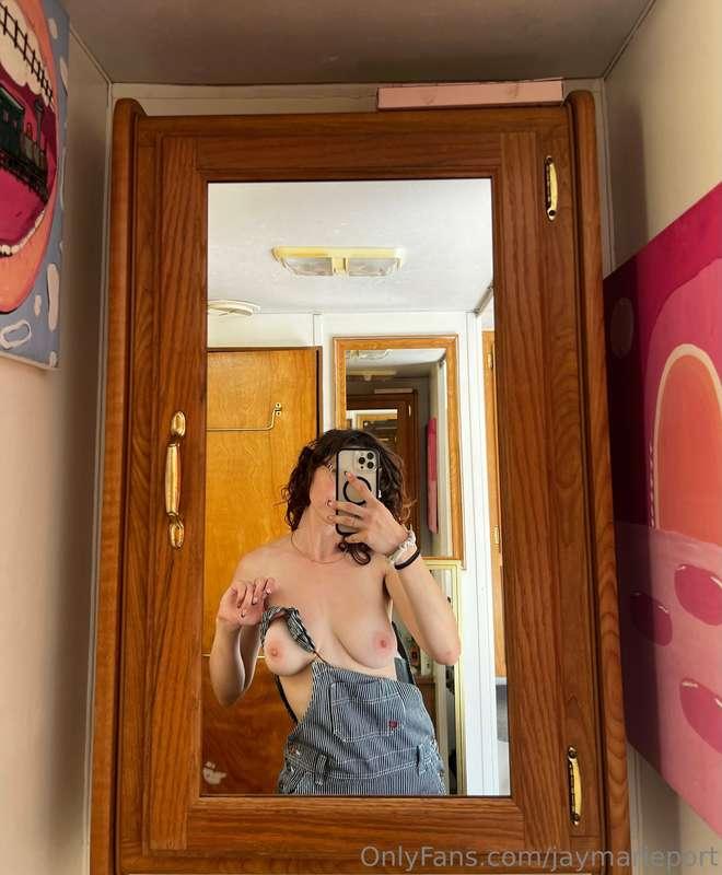 Woke up this morning with strep throat ☹️ keep me in your th..