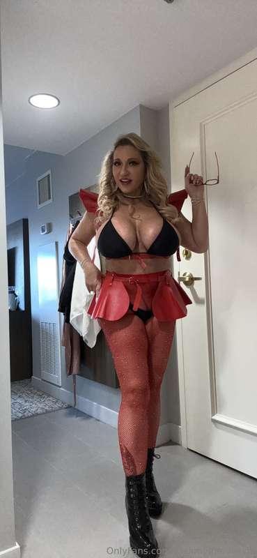 What do you think of my outfit for Day 2? Don't you just wan..