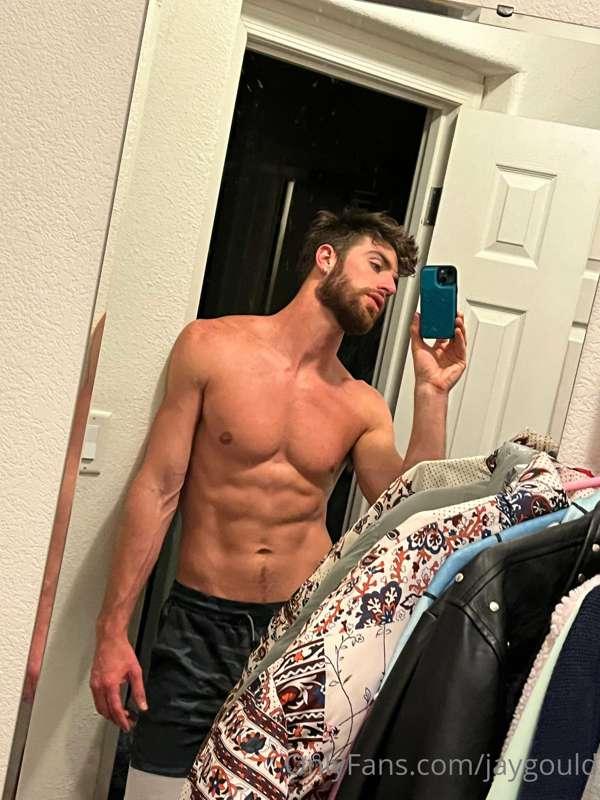 Who wants to see me take everything off? Shoot me a DM 😏
